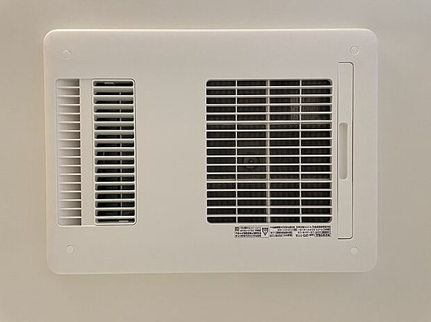 【浴室換気乾燥暖房器】浴室には、物干しバー×浴室暖房換気乾燥機を設置。梅雨の時期や雨が降りそうな時、浴室で乾燥しておけば急なお出かけ時も安心ですね。冬場の寒い時期には暖房機能で浴室を温めておくこともできます