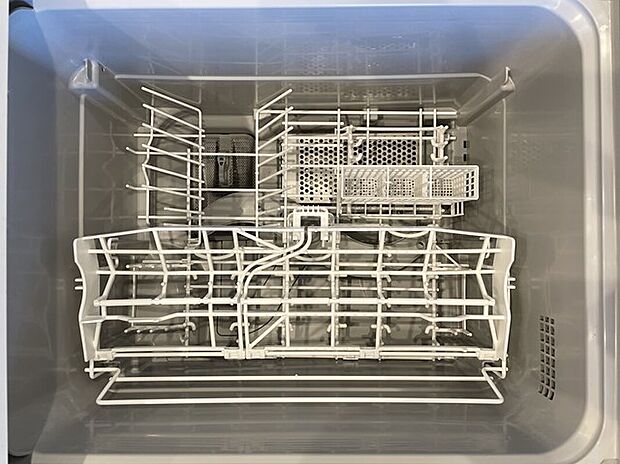 【 食器洗浄機】ビルトインタイプで見た目もスッキリしています。高温洗浄で手洗いでは残ってしまう油汚れも除去します。殺菌効果も高く、実は水道光熱費も手洗いより節約できます。