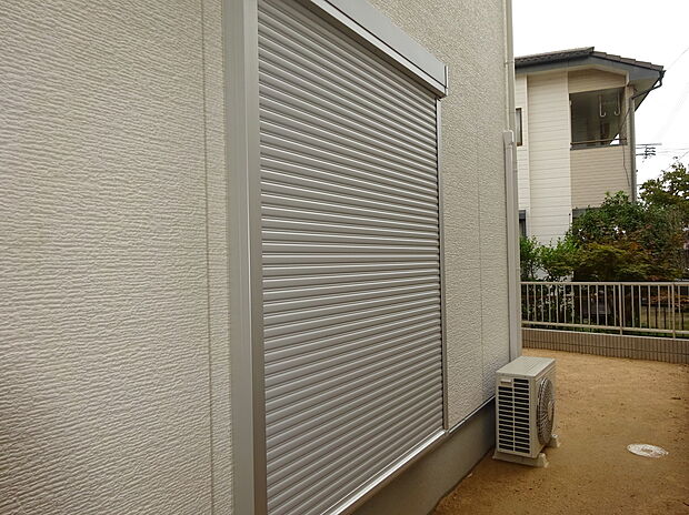 【シャッター雨戸】防犯機能、防音機能、防寒機能と３つの効果があるシャッター雨戸が1階の主な開口部に付いています。外出時や夜寝る前などに閉めておくと効果的です。