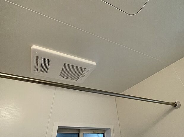 【浴室暖房乾燥機】浴室には、物干しバー×浴室暖房換気乾燥機を設置。梅雨の時期や雨が降りそうな時、浴室で乾燥しておけば急なお出かけ時も安心ですね。冬場の寒い時期には暖房機能で浴室を温めておくこともできます。