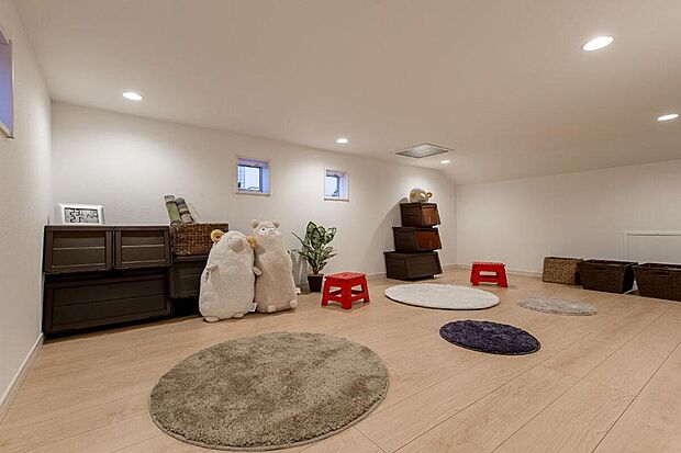 【小屋裏収納】
普段使わない物は小屋裏収納にストック。居室はいつもスッキリきれいに保つことが可能です。固定階段付きで荷物の出し入れもラクラク。/弊社施工例