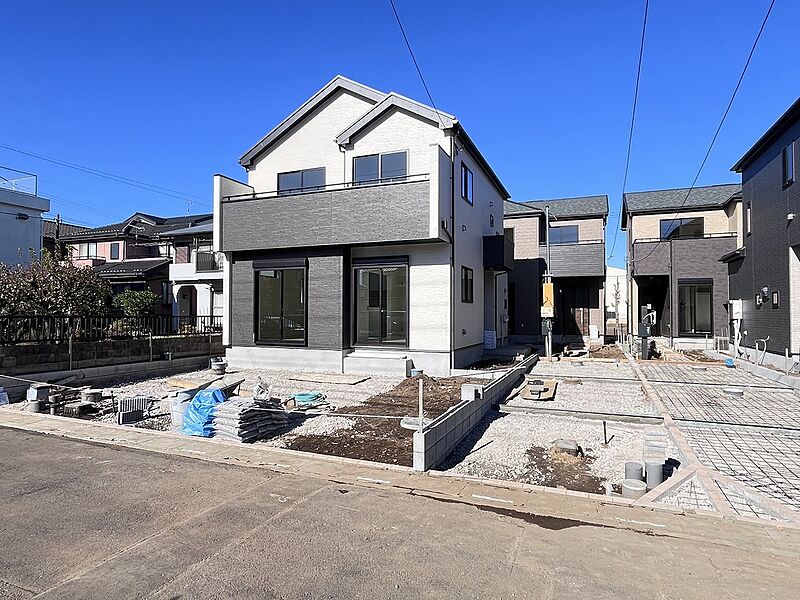 建物完成し内覧が可能となりました。
南道路の日当たりのよい分譲地！
是非、一度ご見学下さい！
現地のご見学はいつでも可能となっております。
お気軽にお問合せ下さい。