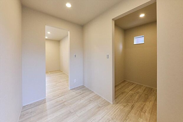 6号棟／キッチン奥にはこちらのパントリー兼ユーティリティスペースもご用意しています。