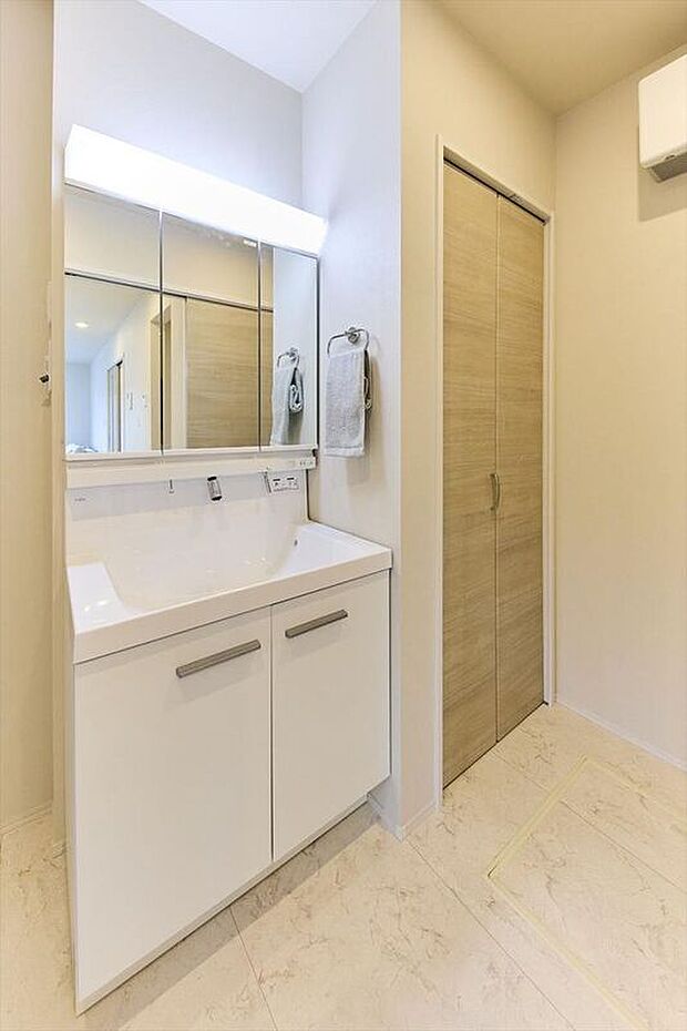 6号棟／洗面脱衣室／可動棚収納付で洗剤類やタオルなどもスッキリ収納できます。