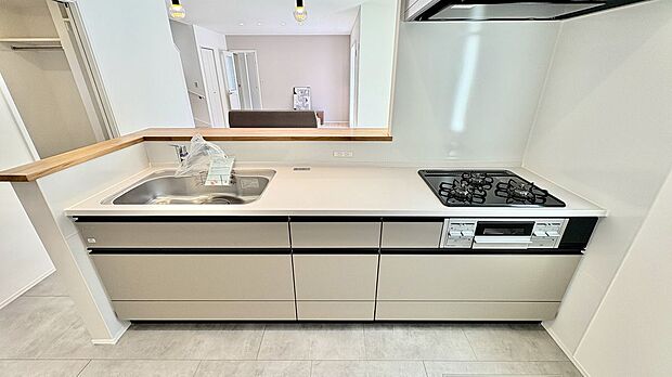 【キッチン】6号棟／キッチン　シンプルなデザインと使い勝手の良さを両立したシステムキッチンを採用。日々のお手入れもラクチンです。