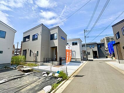前面道路含む外観