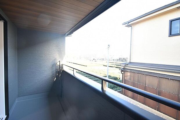 【バルコニー】5号棟/バルコニー 広くお使いいただけます