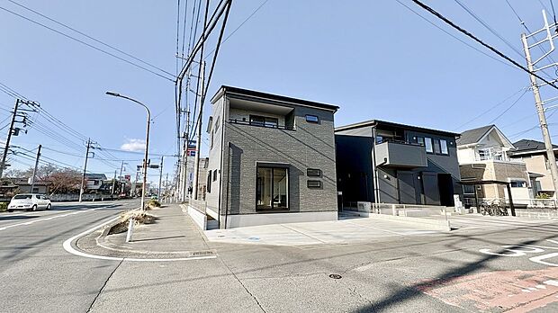 【前面道路含む外観】外観　南西角地！！　陽当たり通風良好！！