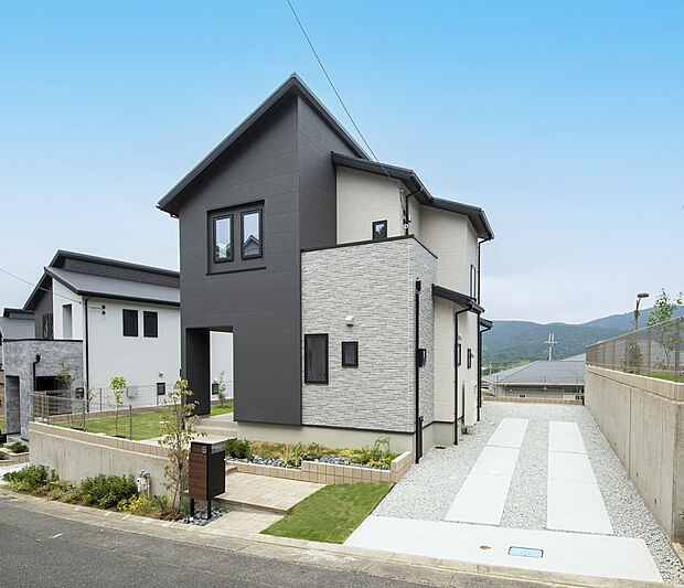 【駐車スペース】二方道路に面しており、駐車スペースが2台分を確保しています。