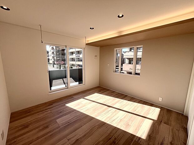 【主寝室】窓から明るい光が差し込み、温かい雰囲気が伝わります！
主寝室には書斎スペースも設けられており、テレワークスペースとしても活躍します！