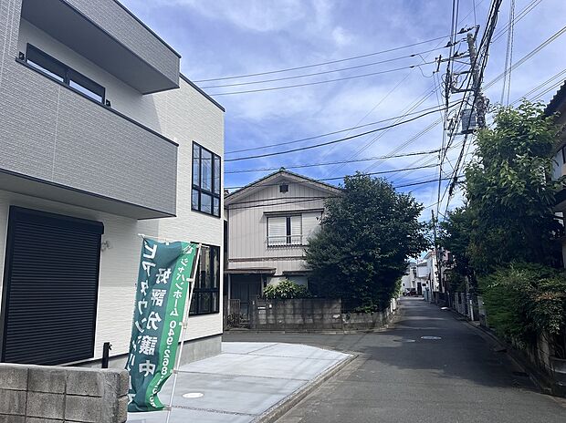 【車通りの少ない閑静な住宅街♪】全面道路は車通りが少なく、お子様とのお出かけの際の安心です！