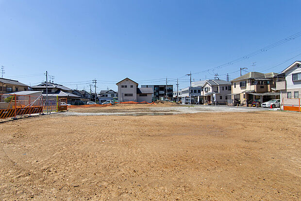 現地写真（2026年4月撮影）
周辺には高い建物が隣接していないの通風・彩光が良好です。自由設計対応の33坪台中心の敷地で思い描いた住まいを叶える事ができます。全区画ガレージ2台駐車可能です。