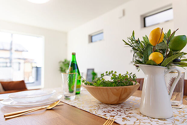 東側にワイドサイズの掃き出し窓とバルコニーを併設した2階14.25帖LDK。