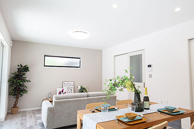 通気用の高窓のおかげで、プライバシー性を確保しながらも風通しが良く、よどみなく空気が抜ける造りになっております。