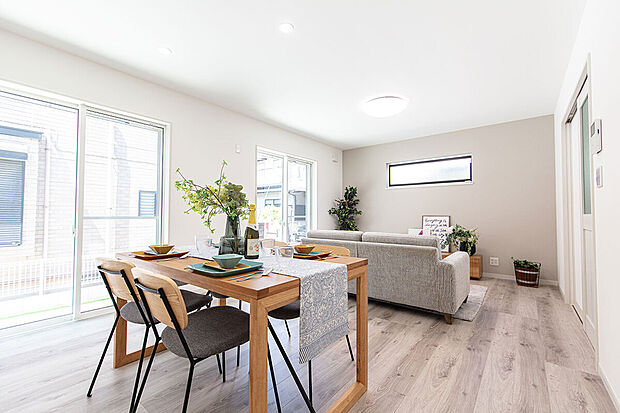 北側に貼られたアクセントクロスの彩度を敢えて落とし、視覚的にも優しく飽きのこない居心地の良いリビングをイメージしました。