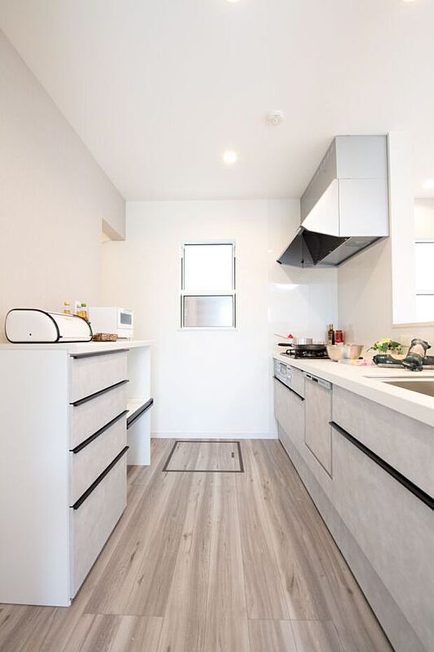 食器洗い乾燥機を完備したシステムキッチン。
カップボード付き蒸気排出ユニットを設置しました。