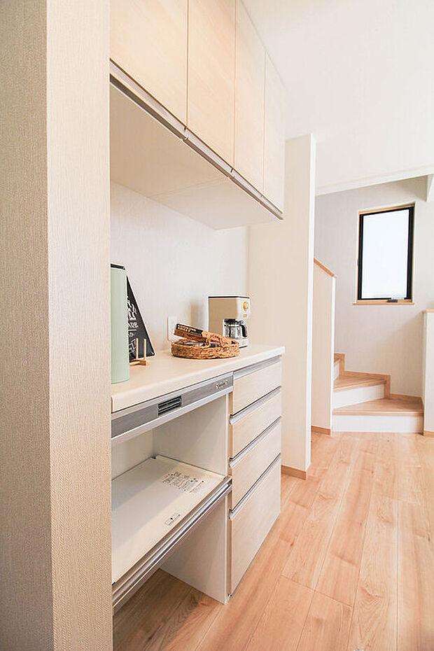 【【キッチン】】キッチンシンクの背面には備え付けのカップボードと蒸気排出ユニットを完備。（13号棟）