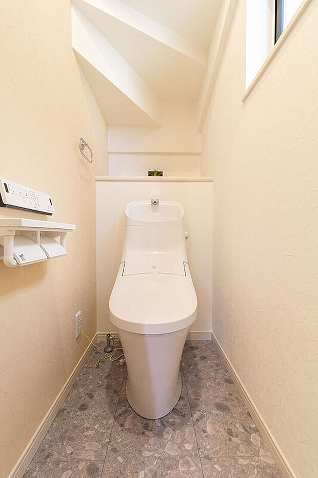 【【アクアセラミックトイレ】】新品時のツルツルが100年続く、新素材「アクアセラミック」採用のシャワートイレ。（2号棟）