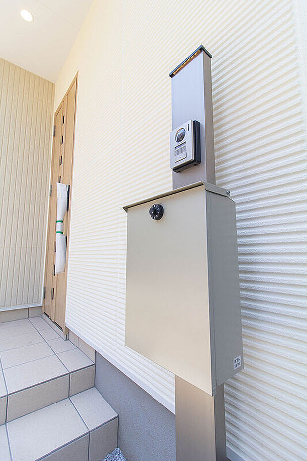 【【外観】】TV付きドアホンとダイアルロック式のポストを設置。