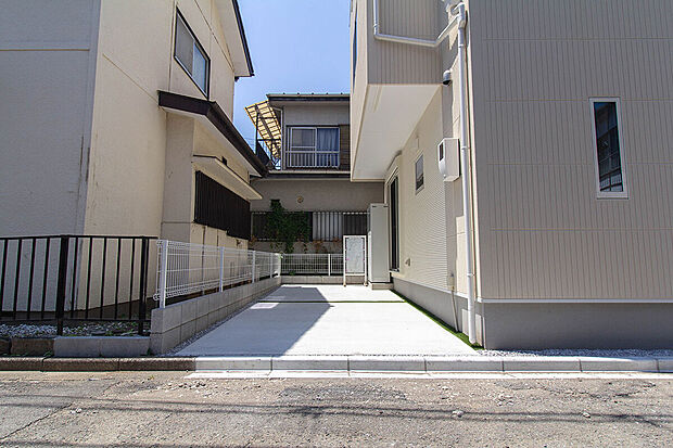 【【外観】】敷地内に一台分の駐車スペースを確保しております。