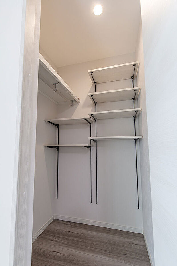 【【リビング収納】】LDKには珍しい(？)ウォークインクローゼット。物持ちで多趣味なマキシマリストには嬉しくも頼もしい存在です。
