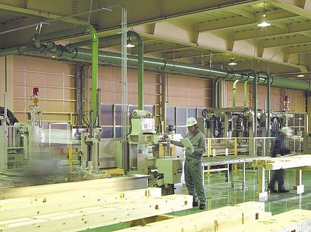 【【自社工場によるプレカットシステム】】強度のある高品質な木材を素材に選び、構造材、造作材などすべてを自社で購入しプレカット（加工）。全自動プレカット機等、最新鋭の機械設備を取り入れて、コンピュータ制御によって高精度な部材を生産しています。