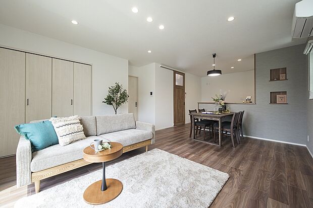 【【3号地】リビングダイニング】大人な雰囲気のリビング。ニッチにはお気に入りを飾って”自分らしさ”を演出。