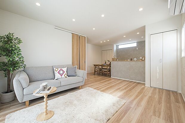 【リビング】明るく開放的なリビング。床の木目がアクセントとなっています◎