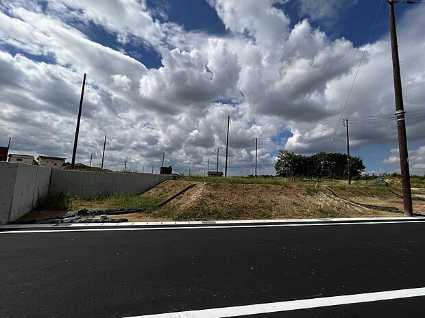 高低差ある区間はお土地形状を生かしたアプローチ設計楽しめます。プライベートな空間も確保◎（2023年9月初秋）撮影
