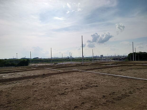 ※15-6号地、高低差おおよそ大人1人分の為、人通り気にせずプライベートな空間。玄関アプローチから設計楽しめます。(2023年7月当初)撮影