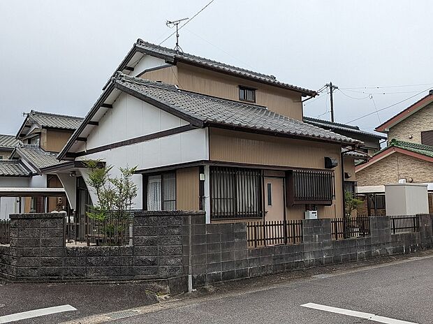 既存建物は解体撤去後のお引渡し。敷地の広さを活かした住まいづくりが可能な売地です。