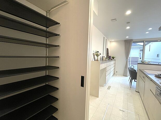 【【D-8号棟】--サントリーニ Style--】エントランスからキッチンへ 　　