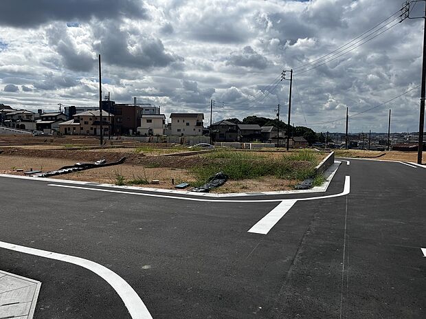 【分譲地内開発道路約6.0m】各区画の陽当たりや風通し配慮。お車の行き来はもちろんの事、自転車やベビーカーでの移動もスムーズです。