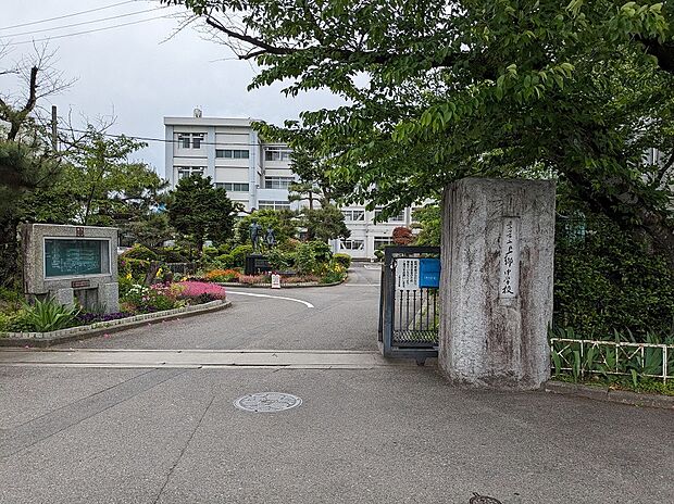 豊田市立上郷中学校(約827m)