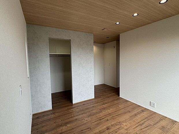 【居室】ウォークインクローゼット付きの主寝室は広々8.1帖!木の温かみのあるお部屋でゆったりとお過ごしいただけます。