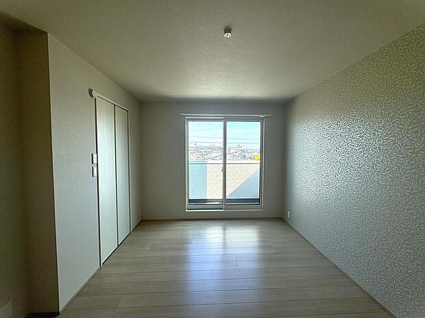 【ウォークインクローゼット完備、ゆとりある7.5帖の主寝室】主寝室はゆとりの7.5帖を確保。1.5帖のウォークインクローゼットを完備しており、衣類や季節物、大型の荷物までまとめて収納可能です。居住スペースを広く使え、落ち着いたリラックスタイムを過ごせます。