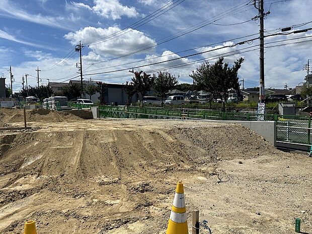 【現地外観写真】お買い物に便利な”ロピア”が、
分譲地南のホームプラザナフコ内にオープン致しました☆