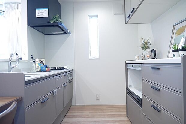 【キッチン】人気の対面式キッチンを採用!キッチンからはリビングが見渡せ、小さなお子様のいるご家庭でも安心です♪