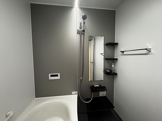 【浴室】換気乾燥暖房機と物干しバーが2本ついて、夜間や雨の日のお洗濯も安心してできます