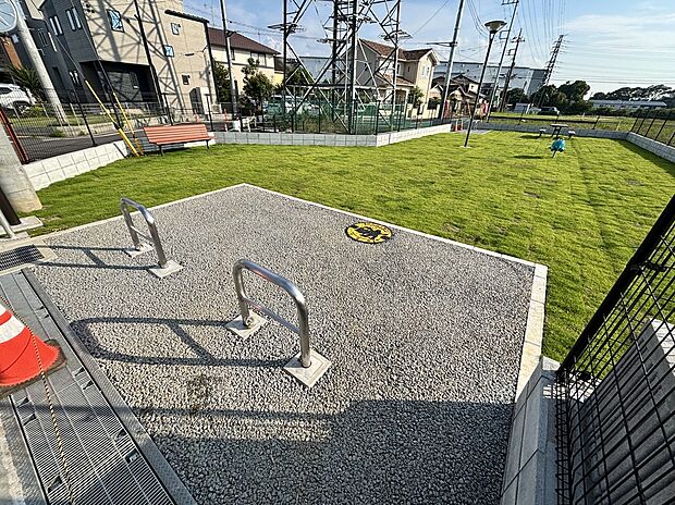 分譲地には公園もあり、近場で遊ばせられるのが安心です。天然芝でけがのリスクも少なくなります。