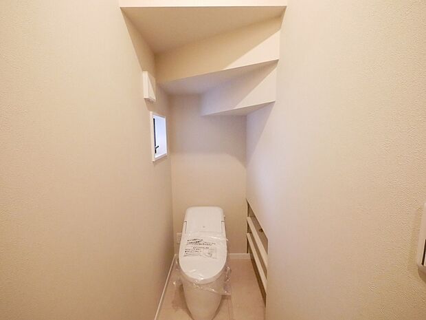 【トイレ】1階部分のトイレには階段下スペースを上手く活用したニッチ収納があります。トイレブラシやトイレットペーパーなどを目立たないように収納できます。
