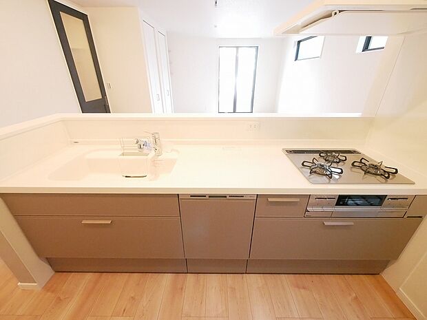 【キッチン】調理中でもご家族との会話を楽しめる対面式キッチンを採用。料理中でもリビングを見渡せて安心です◎