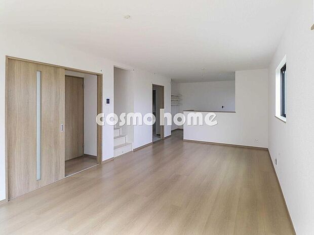 【LDK】
柔らかな光が注ぎこむ明るく居心地の良い空間♪家族と過ごす時間を大切にしたい方にぴったりの明るくゆとりある住空間です♪