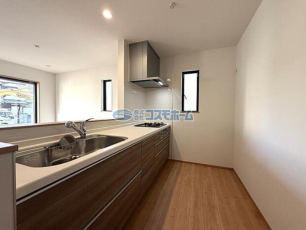 【キッチン】
キッチンは広々ゆとりを確保しているので、お子様とのお料理やお菓子作りも楽しむことができます♪