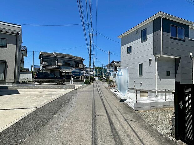 【前面道路】
前面道路は車通りの少ない道路になっております！
