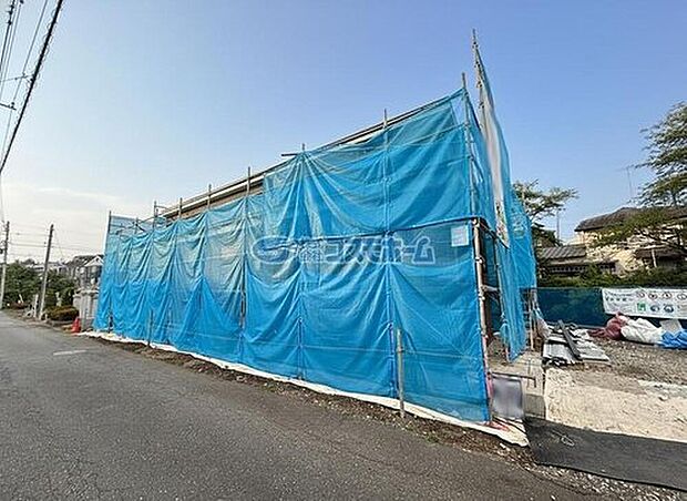 【現地外観】
建築中はなかなかイメージがつきづらいですね！完成まで資料等でご案内したり、住宅ローン計画等、お気軽にご相談下さい(^^♪