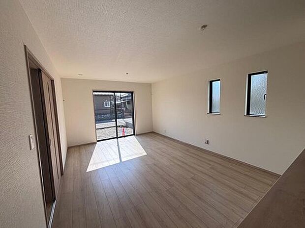 【リビング】やわらかな光が差し込むリビング。広々とした空間が心地よい開放感を演出し、自然と家族が集まる場所に。くつろぎの時間も団らんのひとときも、ゆったりと楽しめる住まいの中心です。