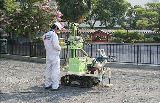 【その他】地盤調査 新築の住宅において、基礎着工前に地盤調査会社による地盤調査をおこなっています。調査結果を元に、必要に応じた、地盤補強等を実施し、不同沈下しない様対策をとっております。