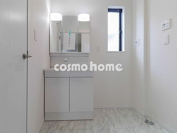 【洗面台】朝の身支度も夜のスキンケアも快適に!三面鏡&ミラーキャビネットで収納もたっぷり♪ノズルが伸びるシャンプードレッサー付きで洗髪やお手入れもスムーズに。使うたびに嬉しくなる機能的な洗面空間です。