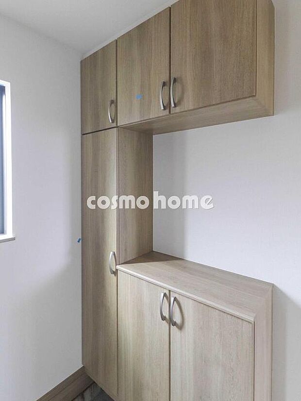 【玄関】玄関にはコの字型の大型シューズボックスを完備!ご家族皆様の靴をたくさん収納できます♪